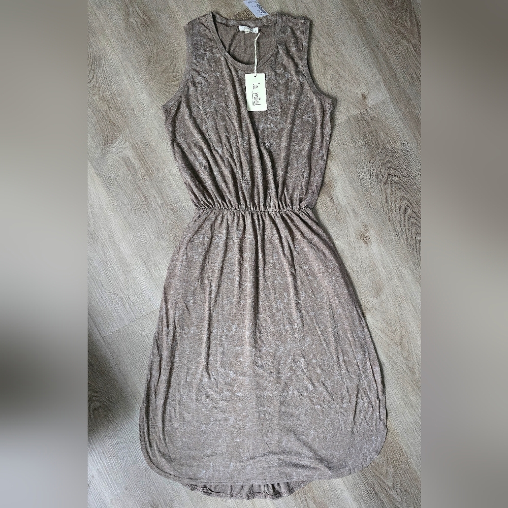 Elegant Sleeveless Tan Dress